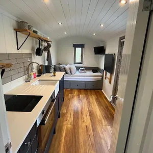  Campsite Luxury Shepherds Hut - The Moorhen By The