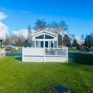  Holiday home The Hideaway With Hot Tub